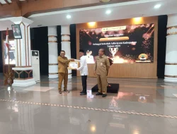 Foto: Penyerahan penghargaan Adiwiyata tingkat Kabupaten Pati, Plt. Bupati Pati Risma Ardhi Chandra kepada Kepala MTsN 2 Pati Zaenal Arifin di Pendopo Kabupaten Pati.(Portalljateng/Adm)