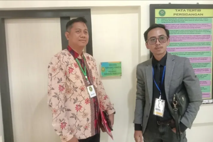 Foto: Pihak kuasa hukum pemohon dari Kantor Advokat Drajat Ari Wibowo & Rekan, yaitu Drajat Ari Wibowo, S.H, dan Ach Abdul.(Portalljateng/Adm)