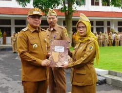 Foto: Bupati Pati, Sudewo, memimpin Apel Luar Biasa Aparatur Pemerintah Kabupaten Pati di halaman Pendopo Kabupaten Pati.(Portalljateng/Hms)