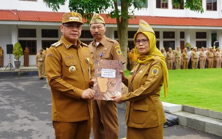 Foto: Bupati Pati, Sudewo, memimpin Apel Luar Biasa Aparatur Pemerintah Kabupaten Pati di halaman Pendopo Kabupaten Pati.(Portalljateng/Hms)