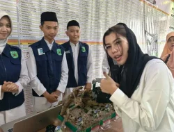 Foto: Bellinda Putri Sabrina Birton, Wakil Bupati Kudus, bersama siswa MAN 2 Kudus meraih Juara 1 kategori Robot Soccer RC Basic Senior dalam ajang International Islamic School Robot Olympiad (IISRO).(Portalljateng/MAN 2 Kudus)