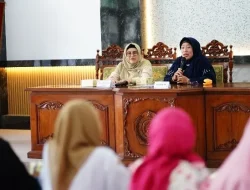 Foto: Ketua Tim Penggerak PKK Kabupaten Pati, Atik Kusdarwati Sudewo, menghadiri pengajian rutin yang diikuti ibu-ibu PKK dan Dharma Wanita Persatuan (DWP) dari berbagai organisasi perangkat daerah (OPD) Kabupaten Pati.(Portalljateng/Hms)