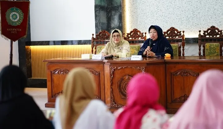 Foto: Ketua Tim Penggerak PKK Kabupaten Pati, Atik Kusdarwati Sudewo, menghadiri pengajian rutin yang diikuti ibu-ibu PKK dan Dharma Wanita Persatuan (DWP) dari berbagai organisasi perangkat daerah (OPD) Kabupaten Pati.(Portalljateng/Hms)