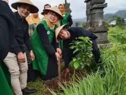 Foto: Ketua DPW Wanita Tani HKTI Jawa Tengah lakukan penanaman pohon secara simbolis dan didampingi kepala desa Salam serta Camat Karangpandan.(Portalljateng/Hds)