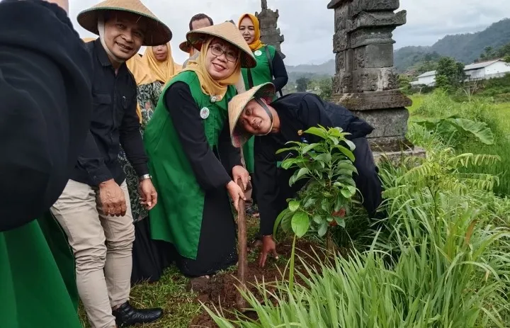 Foto: Ketua DPW Wanita Tani HKTI Jawa Tengah lakukan penanaman pohon secara simbolis dan didampingi kepala desa Salam serta Camat Karangpandan.(Portalljateng/Hds)