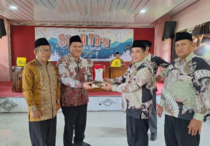Foto: Kepala MTsN 1 Pati, Wahyu Hidayat menerima kunjungan Studi Tiru 13 Kepala Madrasah se-KKMTs 04 Demak.(Portalljateng/MTsN 1 Pati)