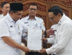 Foto: Wakil Bupati Pati, Risma Ardhi Chandra, resmi menerima surat tugas sebagai Pelaksana Tugas (Plt) Bupati Pati dari Pelaksana Harian (Plh) Gubernur Jawa Tengah, Taj Yasin Maimoen.(Portalljateng/Hms)
