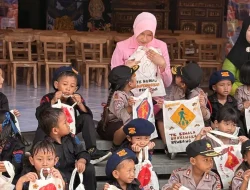 Foto: Ketua Bhayangkari Cabang Rembang, Ny. Yossy Faisal. Didampingi para siswi KB dan TK Kemala Bhayangkari 48 serta 49 Rembang mengajak anak-anak untuk mengenal lebih dekat warisan budaya bangsa: membatik.(Portalljateng/Adm)