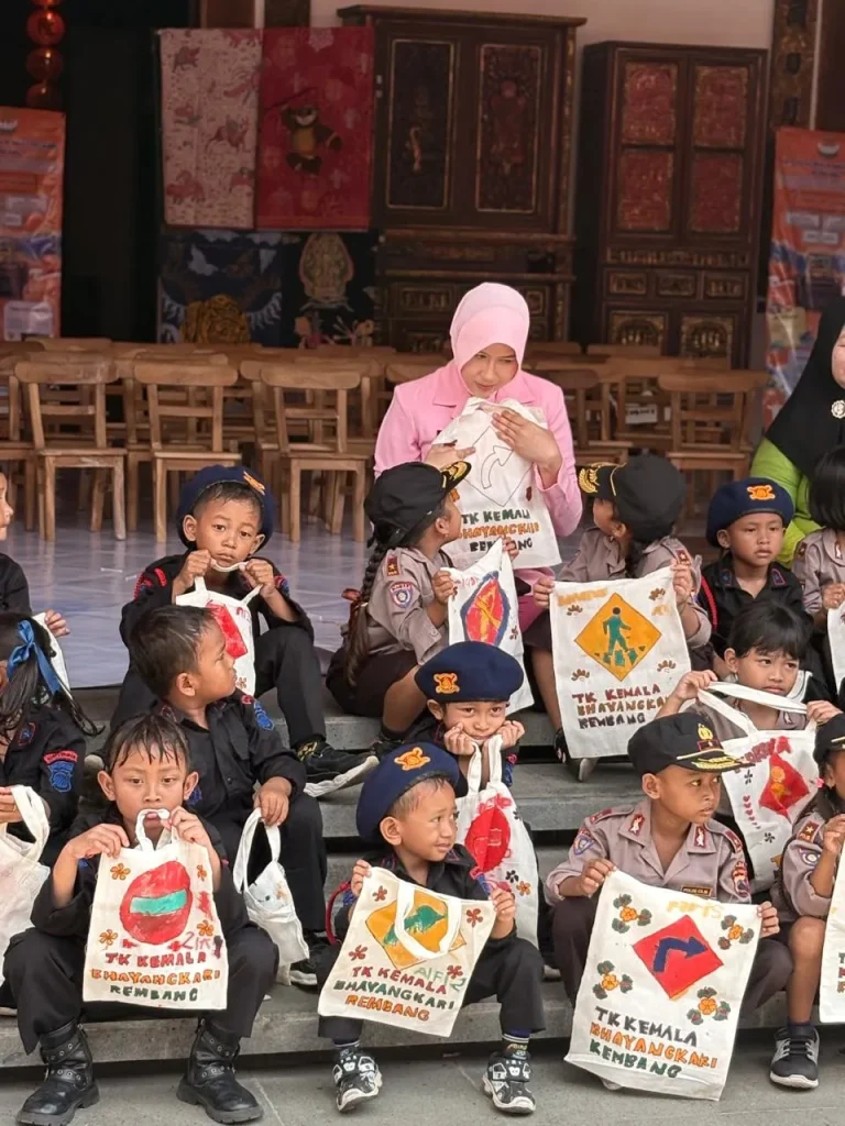 Foto: Ketua Bhayangkari Cabang Rembang, Ny. Yossy Faisal. Didampingi para siswi KB dan TK Kemala Bhayangkari 48 serta 49 Rembang mengajak anak-anak untuk mengenal lebih dekat warisan budaya bangsa: membatik.(Portalljateng/Adm)