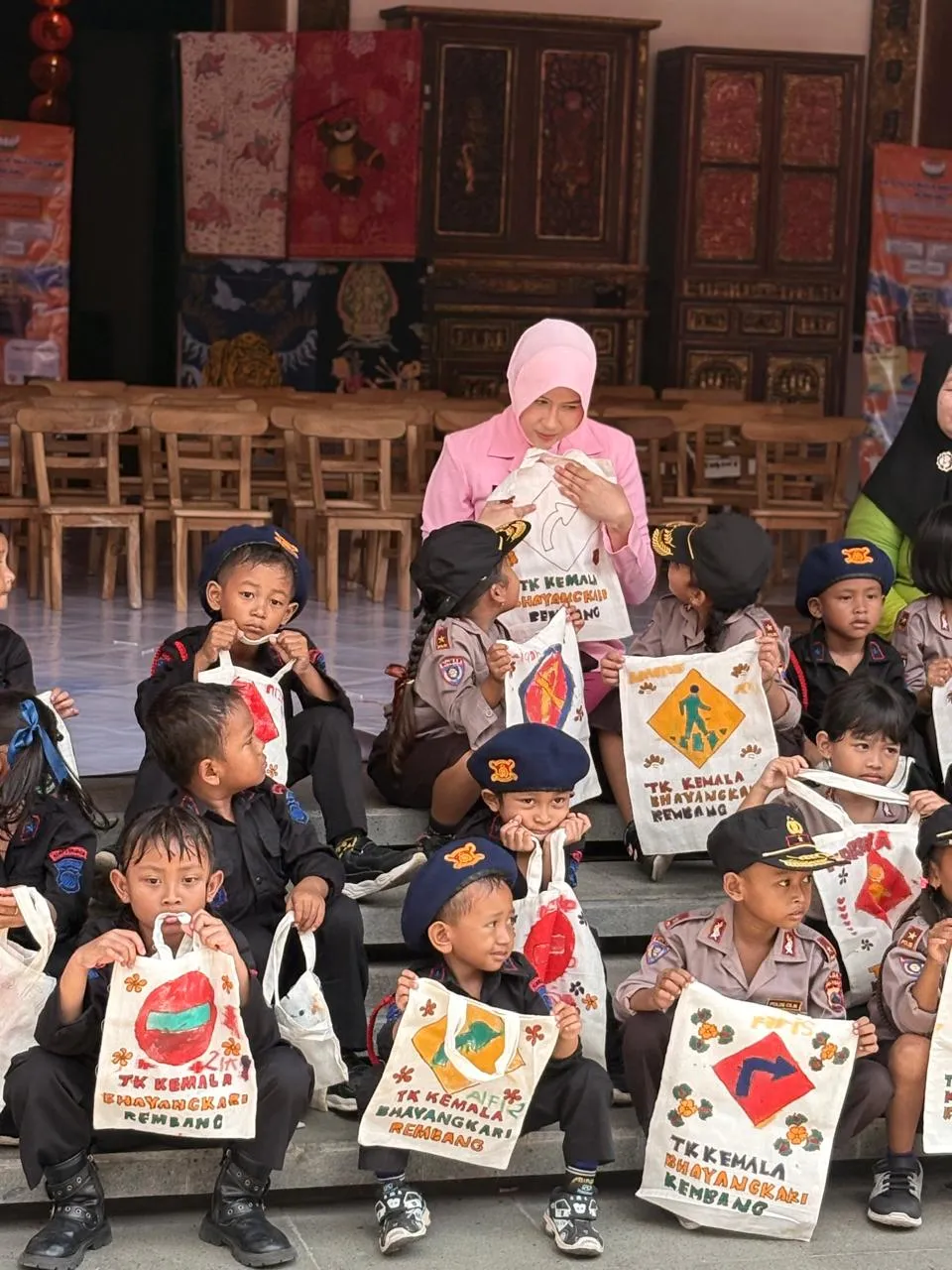 Ketua Bhayangkari Rembang Ajak Siswi TK Membatik di Lasem