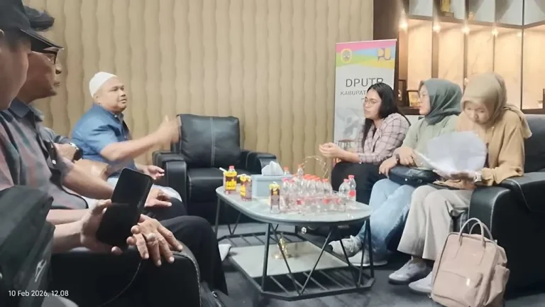 Foto: Gerakan Masyarakat Tolak Korupsi (GERMAP) menggelar audiensi dengan manajemen PT Fuhua Travel Goods Indonesia di Dinas Pekerjaan Umum dan Penataan Ruang (DPUPR).(Portalljateng/Adm)