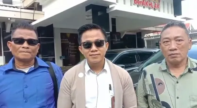 Foto: Kuasa hukum warga Desa Penambuhan, Bagas Pamenang N, S.H. dan Slamet Widodo, S.H. (Portalljateng/Adm)