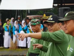 Foto: Plt. Bupati Pati, Risma Ardhi Chandra, menghadiri Gerakan Jumat Bersih yang digelar di Alun-Alun Kembang Joyo Pati.(Portalljateng/Hms)
