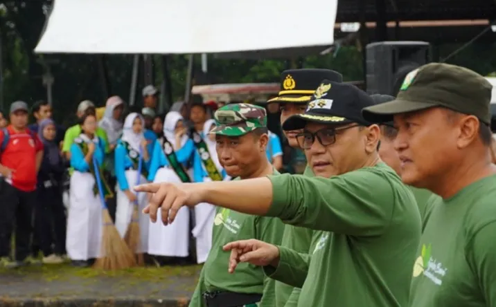 Foto: Plt. Bupati Pati, Risma Ardhi Chandra, menghadiri Gerakan Jumat Bersih yang digelar di Alun-Alun Kembang Joyo Pati.(Portalljateng/Hms)