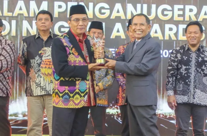 Foto: Kepala MAN 2 Kudus Ali Musyafak (kiri), terima penghargaan Abdi Nagari Award 2026, diserahkan lngsung Kepala Jawa Pos Radar Kudus, Baihaqi (kanan).(Portalljateng/Ali)