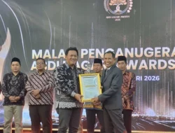 Foto: Kepala MTsN 1 Pati, Wahyu Hidayat menerima penghargaan bergengsi Abdi Nagari Awards 2026 (kiri), Baehaqi, Direktur Jawa Pos Radar Kudus. (Portalljateng/MTsN 1 Pati)