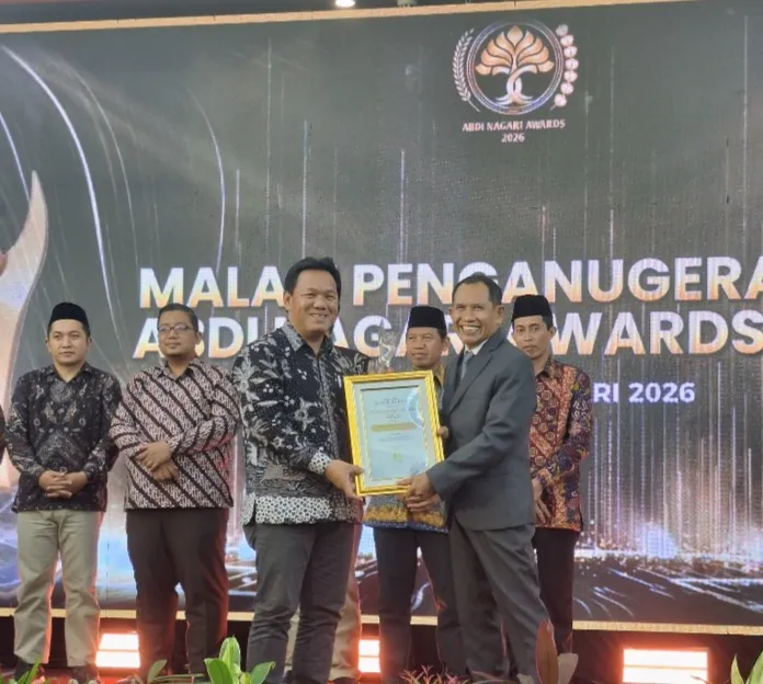 Foto: Kepala MTsN 1 Pati, Wahyu Hidayat menerima penghargaan bergengsi Abdi Nagari Awards 2026 (kiri), Baehaqi, Direktur Jawa Pos Radar Kudus. (Portalljateng/MTsN 1 Pati)
