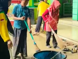 Foto: Keluarga Besar MTsN 2 Pati. Senin (16/02/2026), madrasah ini menggelar kegiatan bertajuk GEBER BBM (Gerakan Bersama Bersih-Bersih Masjid).(Portalljateng/MTsN 2 Pati)