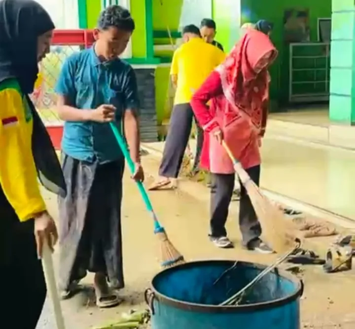 Foto: Keluarga Besar MTsN 2 Pati. Senin (16/02/2026), madrasah ini menggelar kegiatan bertajuk GEBER BBM (Gerakan Bersama Bersih-Bersih Masjid).(Portalljateng/MTsN 2 Pati)