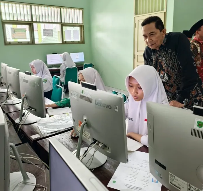 Foto: Kepala MAN 2 Kudus Ali Musyafak, memantau langsung pelaksanaan tes berbasis komputer (CBT) digelar pada 14–15 Februari 2026 secara transparan, akuntabel, dan terintegrasi dengan sistem nasional.(Portalljateng/MAN 2 Kudus)