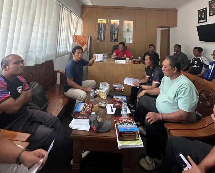 Foto : Rapat pengurus ASKAB PSSI Kabupaten Pati.(Portalljateng/Adm)