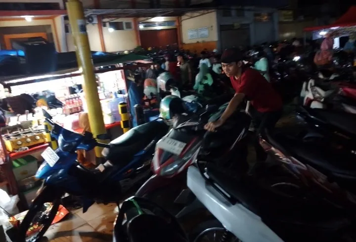 Foto: Afrizal Juru Parkir di Tradisi Dandangan Kudus, merapikan kendaraan di lokasi parkiran, Jalan KH Wahid Hasyim.(Portalljateng/Adm)