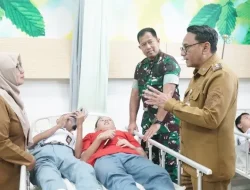 Foto: Plt. Bupati Pati, Risma Ardhi Chandra, meninjau langsung siswa SMK Negeri 4 Pati yang mengalami dugaan keracunan Makanan Bergizi Gratis (MBG).(Portalljateng/Hms)