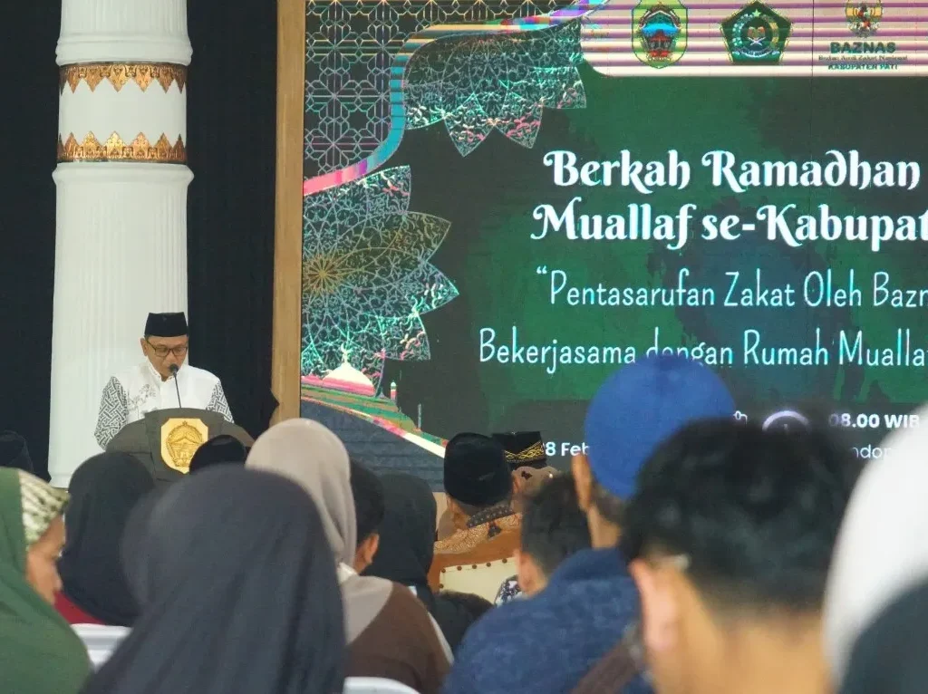 Foto: ‎Plt. Bupati Pati, Risma Ardhi Chandra, memberikan sambutan di Pendopo Kabupaten Pati dalam acara santunan dan bingkisan Ramadan kepada 300 Mualaf. (Portalljateng/Adm)