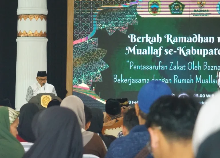 Foto: ‎Plt. Bupati Pati, Risma Ardhi Chandra, memberikan sambutan di Pendopo Kabupaten Pati dalam acara santunan dan bingkisan Ramadan kepada 300 Mualaf. (Portalljateng/Adm)