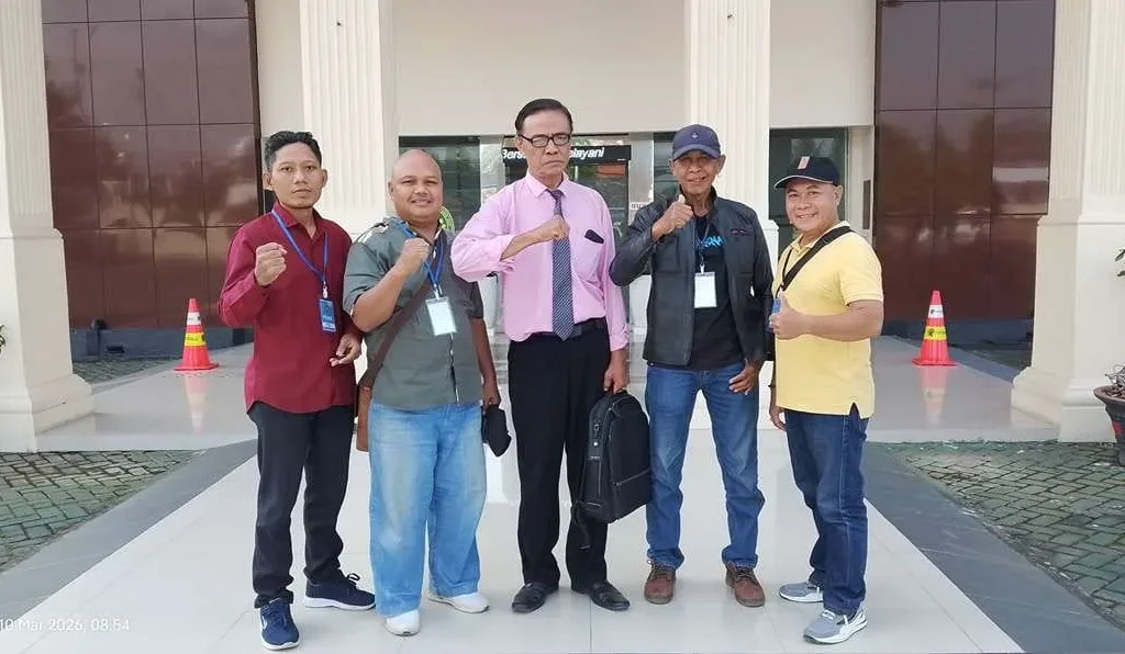 Foto: Aktivis senior dan tim, Yayak Gundul menyoroti polemik tunjangan perumahan bagi 50 anggota DPRD Kabupaten Pati.(Portalljateng/Hil)