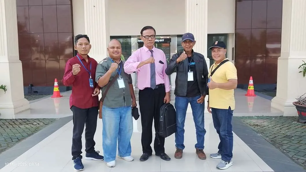 Foto: Aktivis senior dan tim, Yayak Gundul menyoroti polemik tunjangan perumahan bagi 50 anggota DPRD Kabupaten Pati.(Portalljateng/Hil)