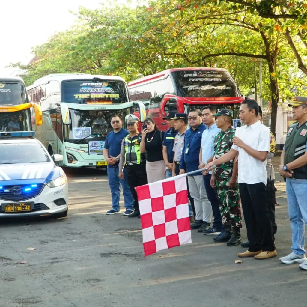 Foto: Pj. Sekretaris Daerah Kabupaten Pati, Teguh Widyatmoko di Pendopo Kabupaten Pati melepas 16 bus armada mudik gratis.(Portalljateng/Adm)
