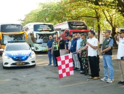 Foto: Pj. Sekretaris Daerah Kabupaten Pati, Teguh Widyatmoko di Pendopo Kabupaten Pati melepas 16 bus armada mudik gratis.(Portalljateng/Adm)