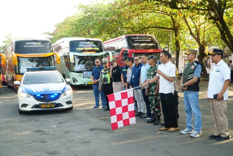 Foto: Pj. Sekretaris Daerah Kabupaten Pati, Teguh Widyatmoko di Pendopo Kabupaten Pati melepas 16 bus armada mudik gratis.(Portalljateng/Adm)