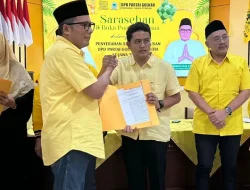 Foto: Penyerahan Surat Keputusan Tentang Kepengurusan DPD Golkar Karanganyar.(Portalljateng/Hds)