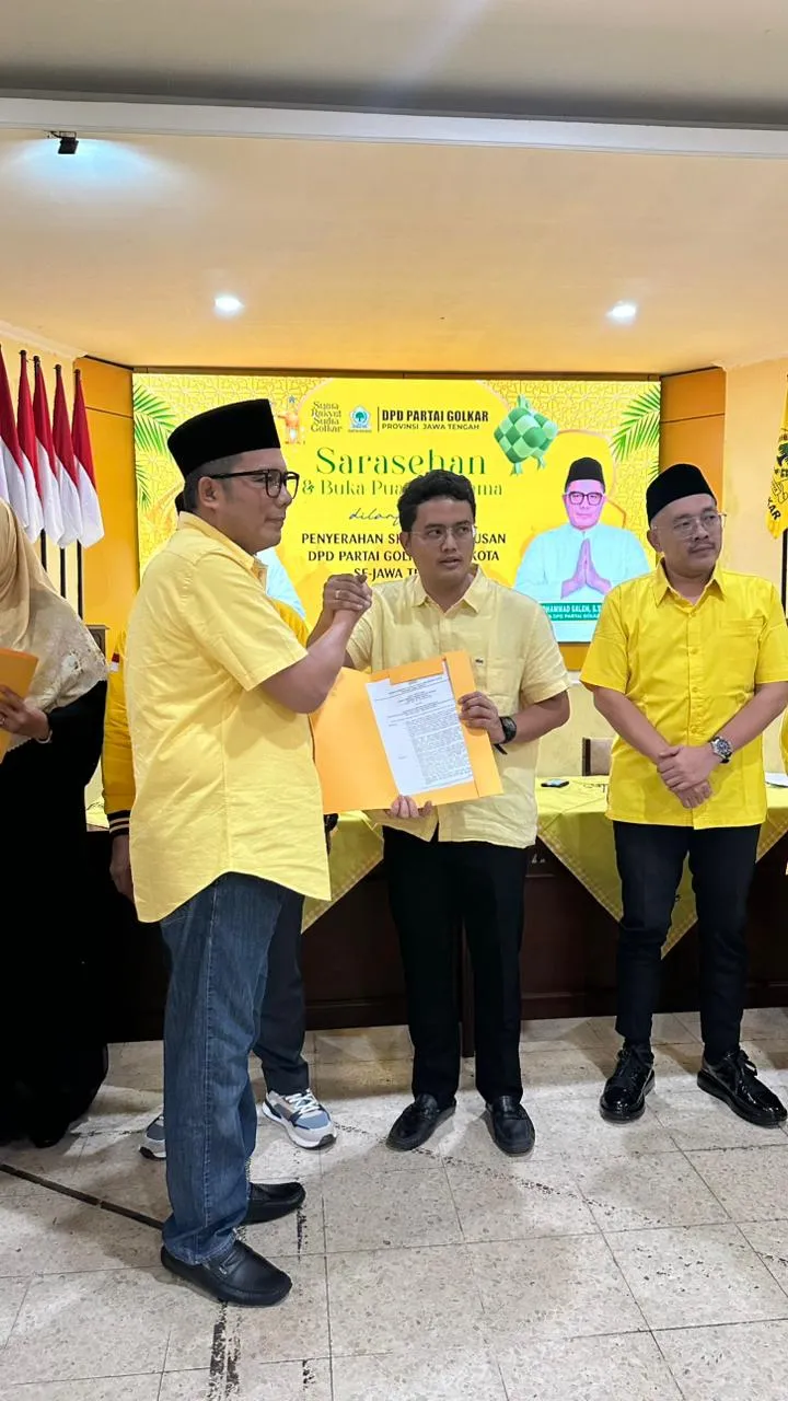 Foto: Penyerahan Surat Keputusan Tentang Kepengurusan DPD Golkar Karanganyar.(Portalljateng/Hds)