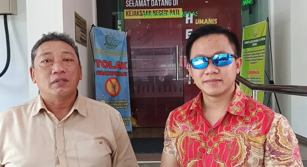 Foto: Bagas Pamenang N, S.H. (kanan)dan Slamet Widodo, S.H., (kiri), Kuasa hukum Warga Desa Penambuhan Pati pertanyakan aduan PT Fuhua Travel Goods Indonesia di Kejaksaan Negeri (Kejari) Pati. (Portalljateng/Adm)