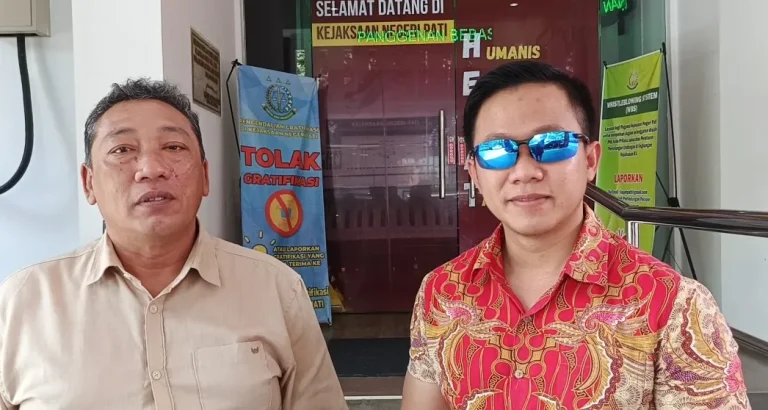 Foto: Bagas Pamenang N, S.H. (kanan)dan Slamet Widodo, S.H., (kiri), Kuasa hukum Warga Desa Penambuhan Pati pertanyakan aduan PT Fuhua Travel Goods Indonesia di Kejaksaan Negeri (Kejari) Pati. (Portalljateng/Adm)