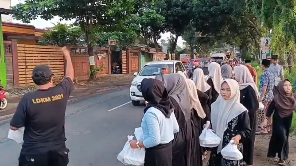 Foto: MTsN 2 Pati, pembagian takjil pengguna jalan yang melintas di lapangan sepak bola Desa Sidomukti, Kecamatan Margoyoso, Kabupaten Pati.(Portalljateng/Adm)