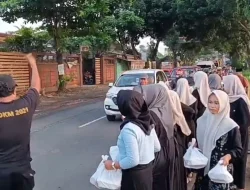 Foto: MTsN 2 Pati, pembagian takjil pengguna jalan yang melintas di lapangan sepak bola Desa Sidomukti, Kecamatan Margoyoso, Kabupaten Pati.(Portalljateng/Adm)