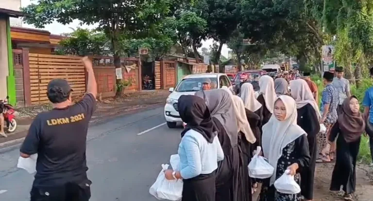 MTsN 2 Pati Latih Empati Siswa Lewat 1.000 Takjil di Bulan Ramadhan