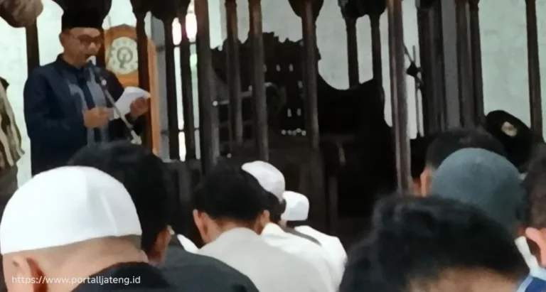 Foto: (Plt.) Bupati Pati, Risma Ardhi Chandra, menyampaikan sambutan Idulfitri 1447 Hijriah di Masjid Agung Baitunnur Pati.(Portaljateng/Adm)