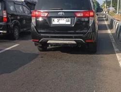 Foto: Diduga Tanda Nomor Kendaraan Bermotor (TNKB) oprasional Dinas Perdagangan dan Perindustrian Kabupaten Pati, menggunakan plat kendaraan tidak sesuai dengan spesifikasi atau jenis kendaraan.(Portalljateng/Adm)