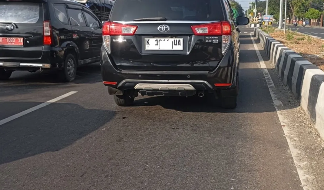 Foto: Diduga Tanda Nomor Kendaraan Bermotor (TNKB) oprasional Dinas Perdagangan dan Perindustrian Kabupaten Pati, menggunakan plat kendaraan tidak sesuai dengan spesifikasi atau jenis kendaraan.(Portalljateng/Adm)
