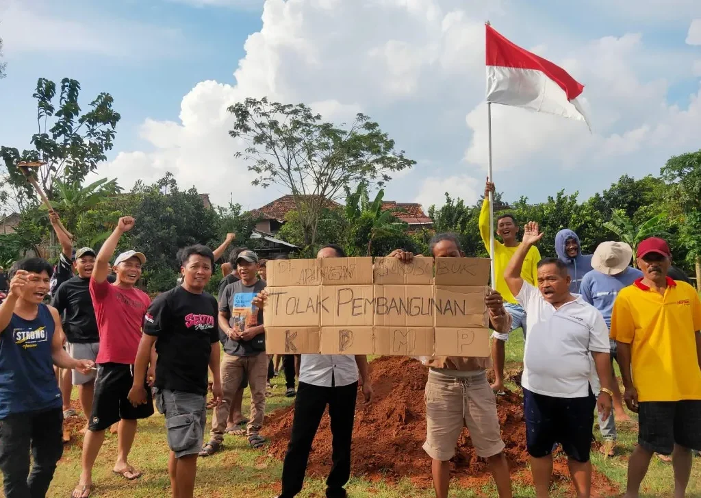 Foto: Masyarakat Desa Sukobubuk, Kecamatan Margorejo, Kabupaten Pati membentangkan penolakan pembangunan gedung.(Portalljateng/Sgh)