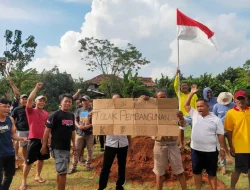 Foto: Masyarakat Desa Sukobubuk, Kecamatan Margorejo, Kabupaten Pati membentangkan penolakan pembangunan gedung.(Portalljateng/Sgh)