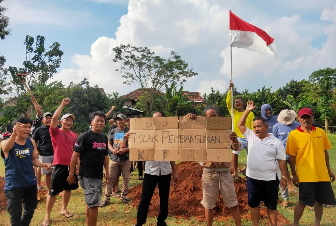 Foto: Masyarakat Desa Sukobubuk, Kecamatan Margorejo, Kabupaten Pati membentangkan penolakan pembangunan gedung.(Portalljateng/Sgh)