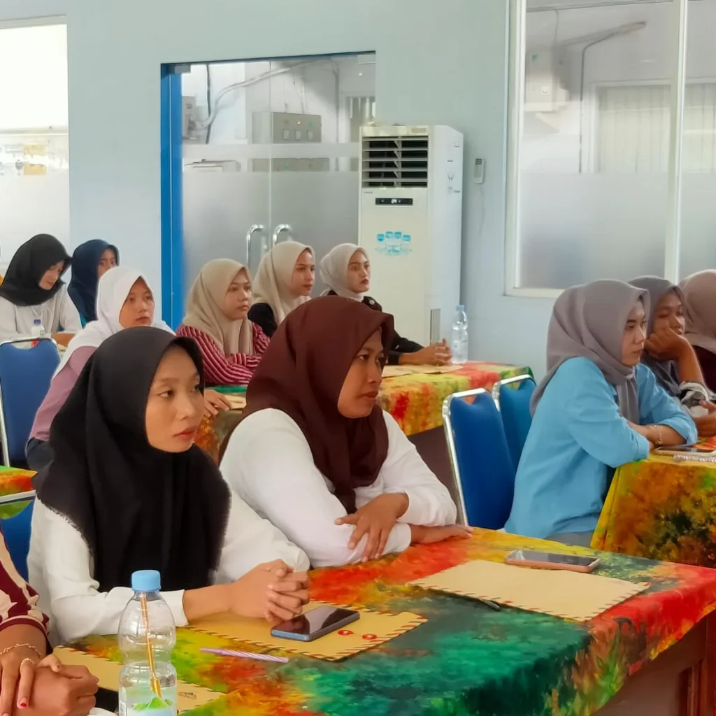 Foto: Pelamar kerja Sejin Fashion Indonesia (SFI) melakukan open recruitmen tenaga kerja di Aula Kantor Disnaker Kabupaten Pati.(Portalljateng/Adm)