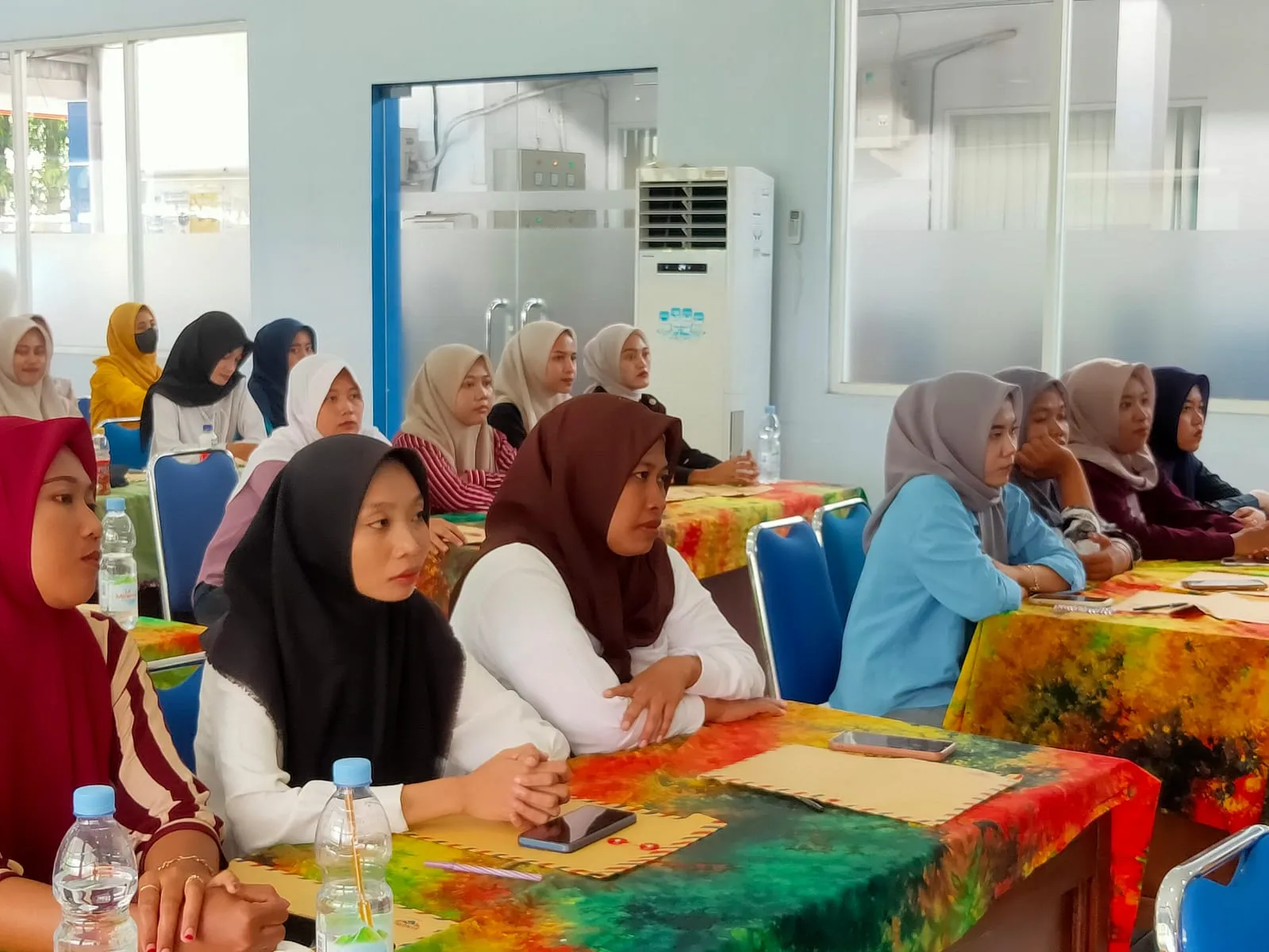 Foto: Pelamar kerja Sejin Fashion Indonesia (SFI) melakukan open recruitmen tenaga kerja di Aula Kantor Disnaker Kabupaten Pati.(Portalljateng/Adm)