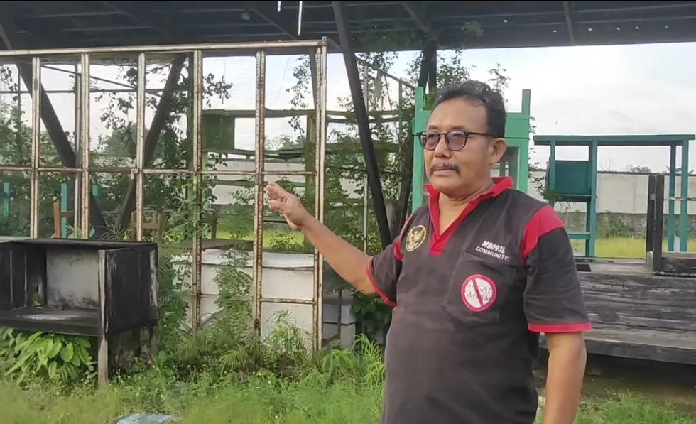 Foto: Ketua Paguyuban Pedagang Kaki Lima (PKL) Thukul memperlihatkan kondisi Alun-Alun Kembangjoyo Pati.(Portalljateng/Adm)